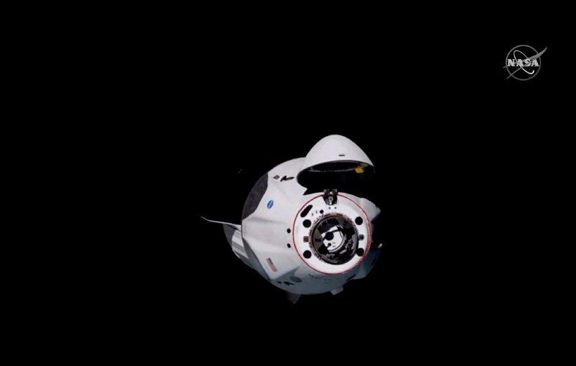 فضاپیمای دراگون سرنشین دار به همراه دو فضانورد به ایستگاه فضایی متصل شد